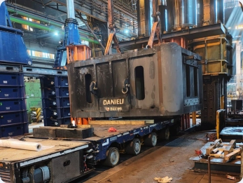 Verladung der demontierten Schmiedepresse auf Schwerlasttransporter