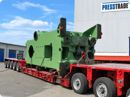 Verladung einer Schmiedemaschine auf Schwerlasttransporter